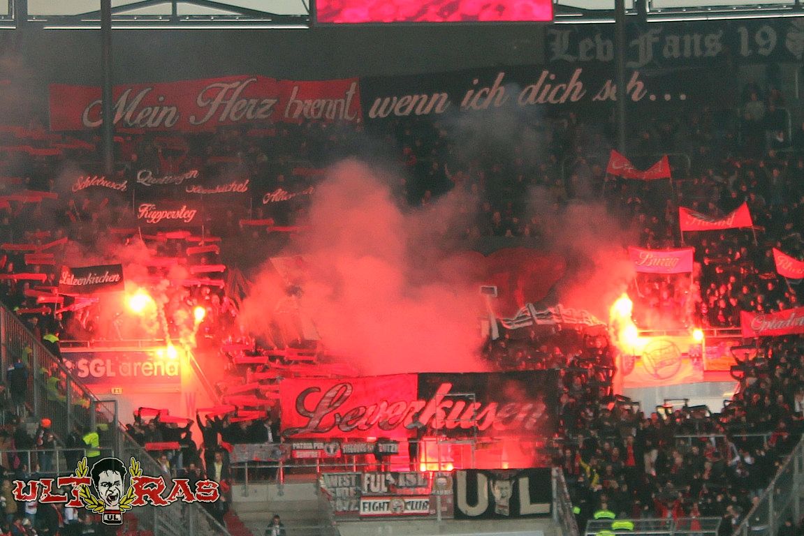 Bei dieser Pyroaktion haben die DFB-Richter sechs Bengalos gezählt"