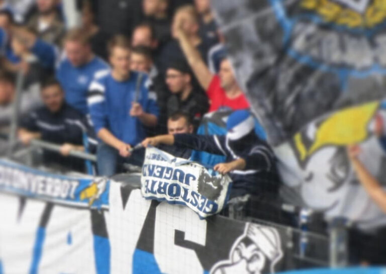 HSV-Ultras präsentierten Fahne von Ultras Bochum