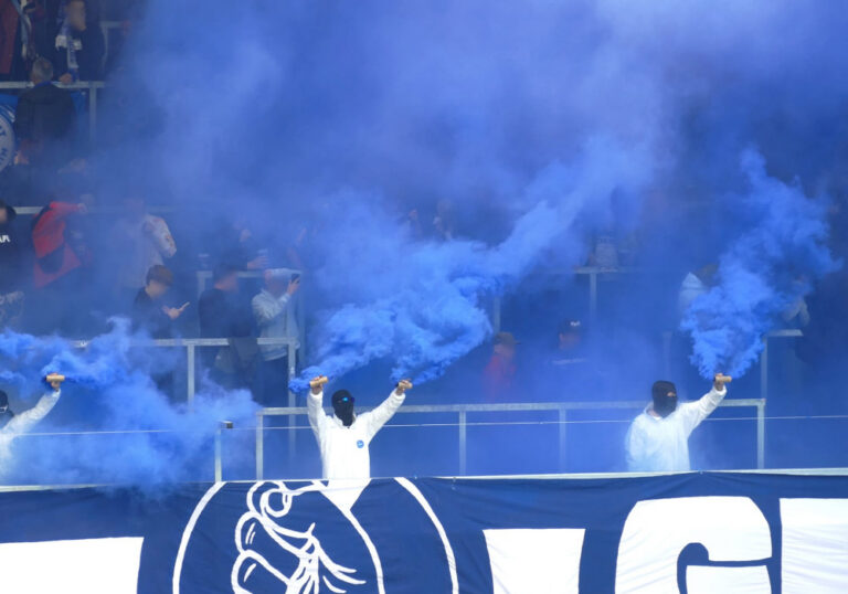 Choreografie, Pyro & Rauch beim ersten Pflichtspiel im neuen Donauparkstadion