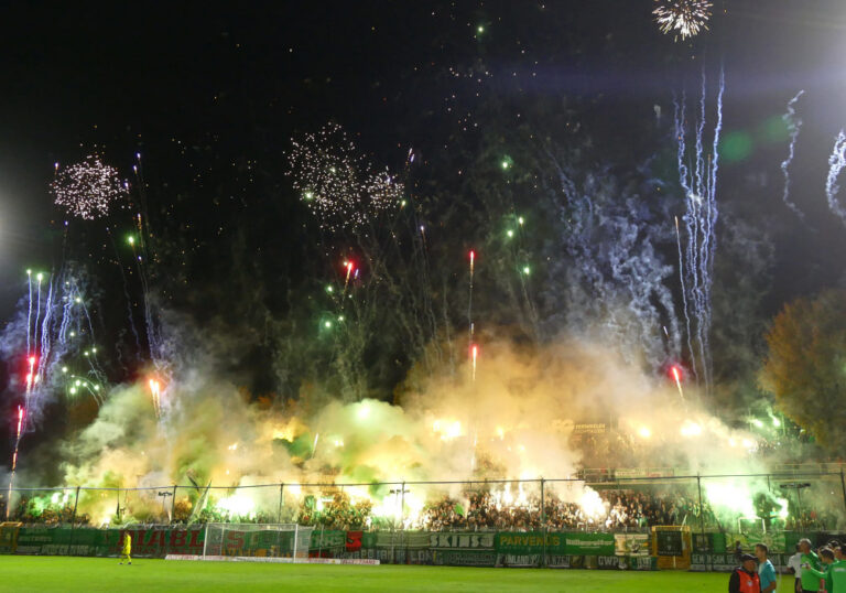 Pyrotechnik-Festival bei Freundschaftsspiel unter Flutlicht
