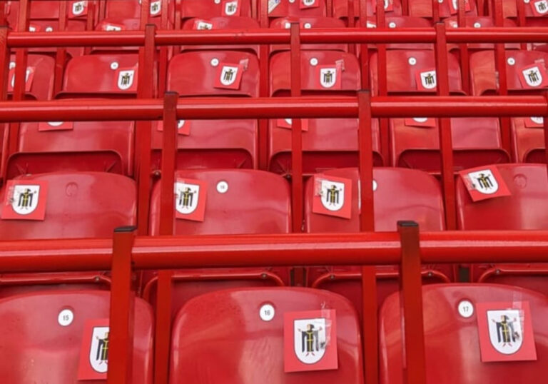 The Red Army Manchester verteilt kleines Dankeschön an Bayern-Fans