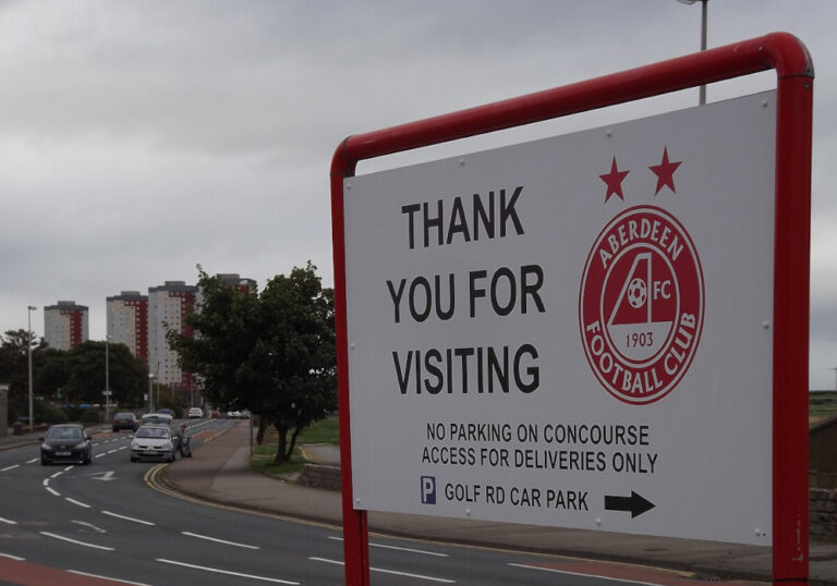 Video: Eintracht-Ultras trotz UEFA-Strafe in Aberdeen