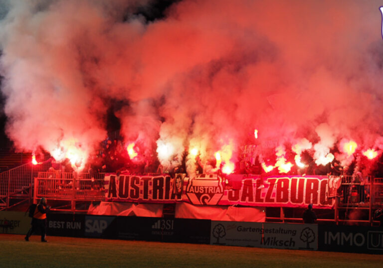 Pyro, Blockfahne & Spruchbänder: Organisierter Support bei First Vienna – Austria Salzburg
