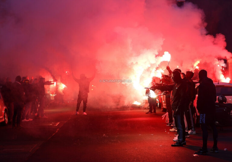 Ultras von Sturm Graz empfangen Mannschaftsbus beim Abschlusstraining vor Cupspiel
