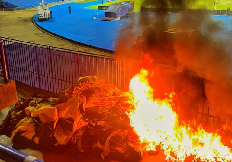 „Unwürdige und übergriffige Kontrollen“ & von BVB-Ultras verbrannte Choreografie