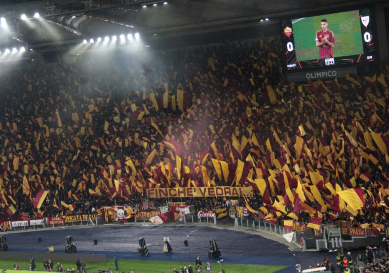 Das ganze Stadion in rot-gelb