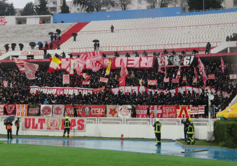 Verbrannte Zaunfahnen beim Mostar Derby – warum die Rivalität zwischen Velež und Zrinjski in den letzten Monaten wieder extrem an Brisanz gewonnen hat