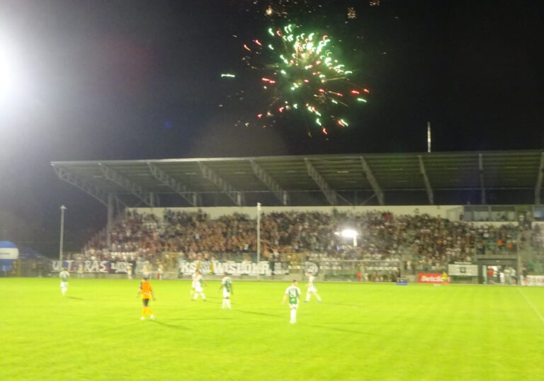 Neue Tribünen und Flutlichtpanne beim Heimauftakt in Dębica