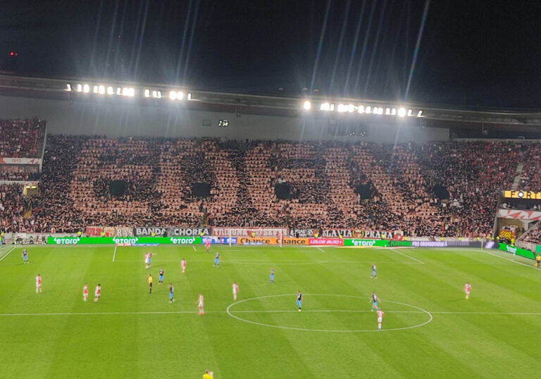 Ultras von Slavia Prag mit interessanten Choreografien im Heimspiel gegen FK Teplice