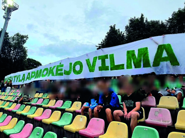Vilnius Fans werfen aus Protest gegen Trainer Reisekoffer auf das Spielfeld