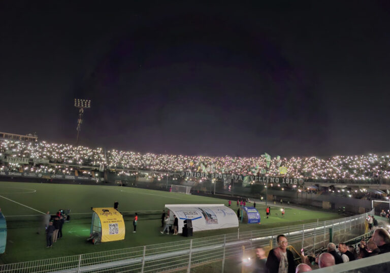Choreo, Pyro und Flutlichtausfall bei Heimspiel-Rückkehr von US Avellino in der Serie B
