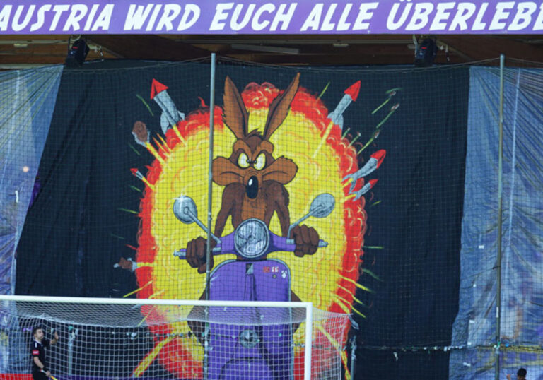 Choreos zu Ehren von 33 Jahren Tough Guys sowie des 92-jährigen Bestehens von Austria Salzburg bei Heimspiel gegen St. Pölten