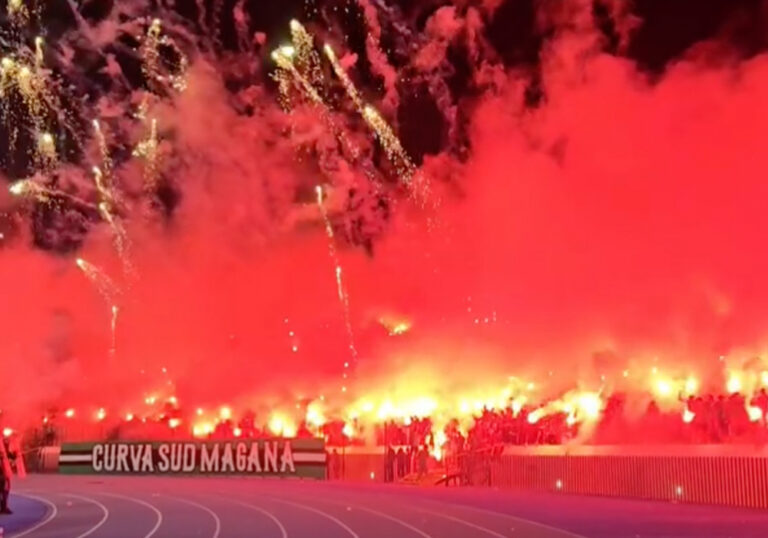 Erster Auftritt im umgebauten Mohammed V Stadion sowie neue Zaunfahne der Ultras Gruppen von Raja Casablanca