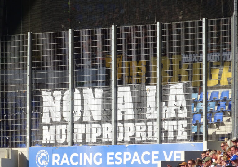Racing Strasbourg vs. FC Nantes – Impressionen vom Duell zweier Szenen im Kampf gegen die Ausbeutung ihrer Vereine
