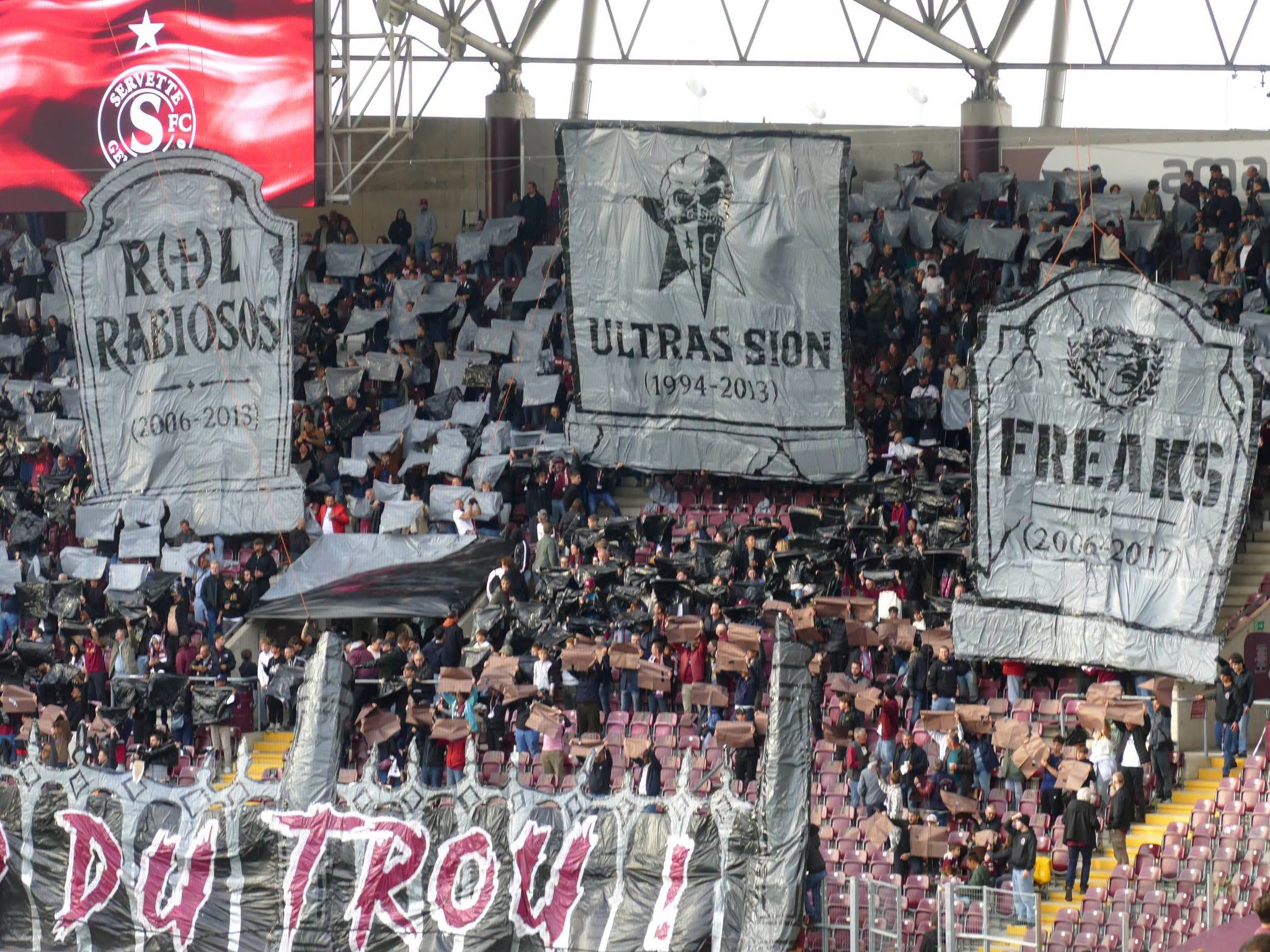 Provokante Choreo beim Schweizer Rhone-Derby Servette FC Genève – FC Sion