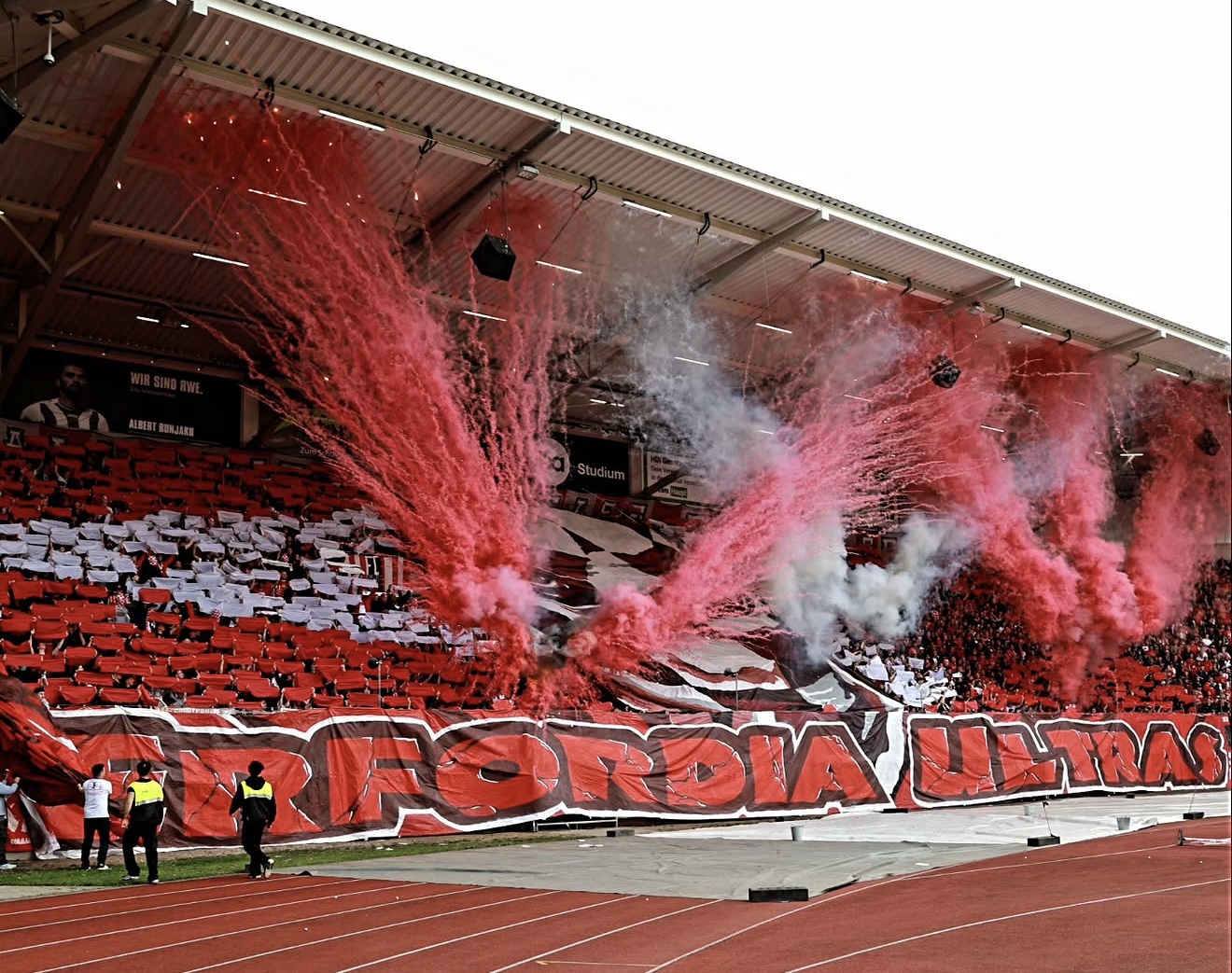 Mehrteilige Choreo anlässlich 30 Jahre EFU & optische Aktion der Ultras aus Aue – Eindrücke vom Topspiel Rot-Weiß Erfurt vs. Erzgebirge Aue