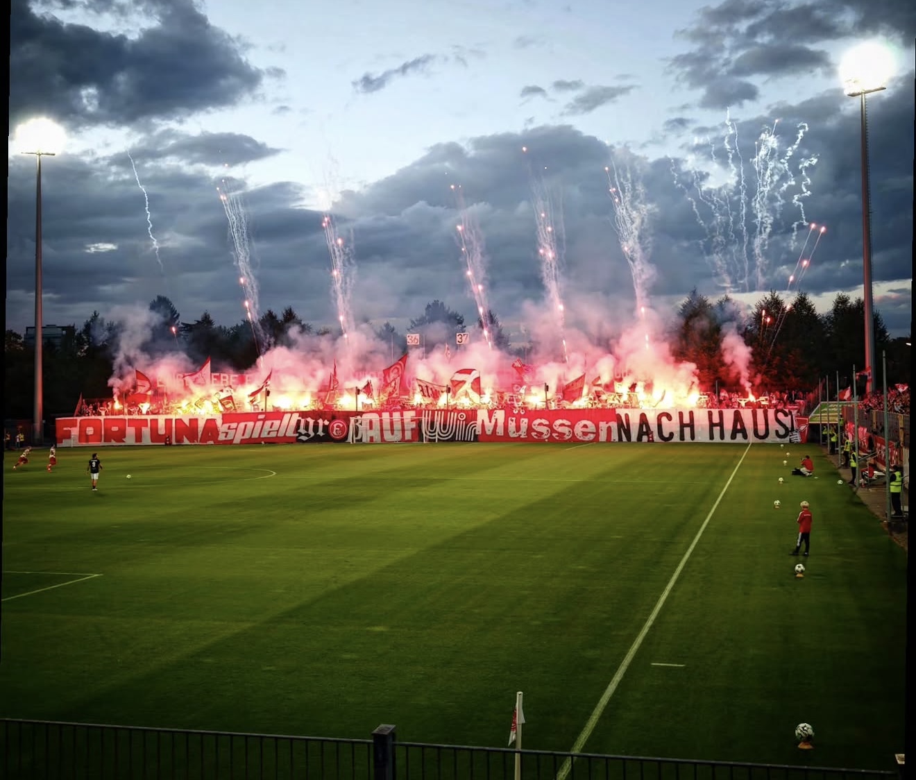 Fortuna Düsseldorf mit Rückkehr nach Flingern: Pyro, Spruchbänder & ausverkauftes Paul-Janes-Stadion