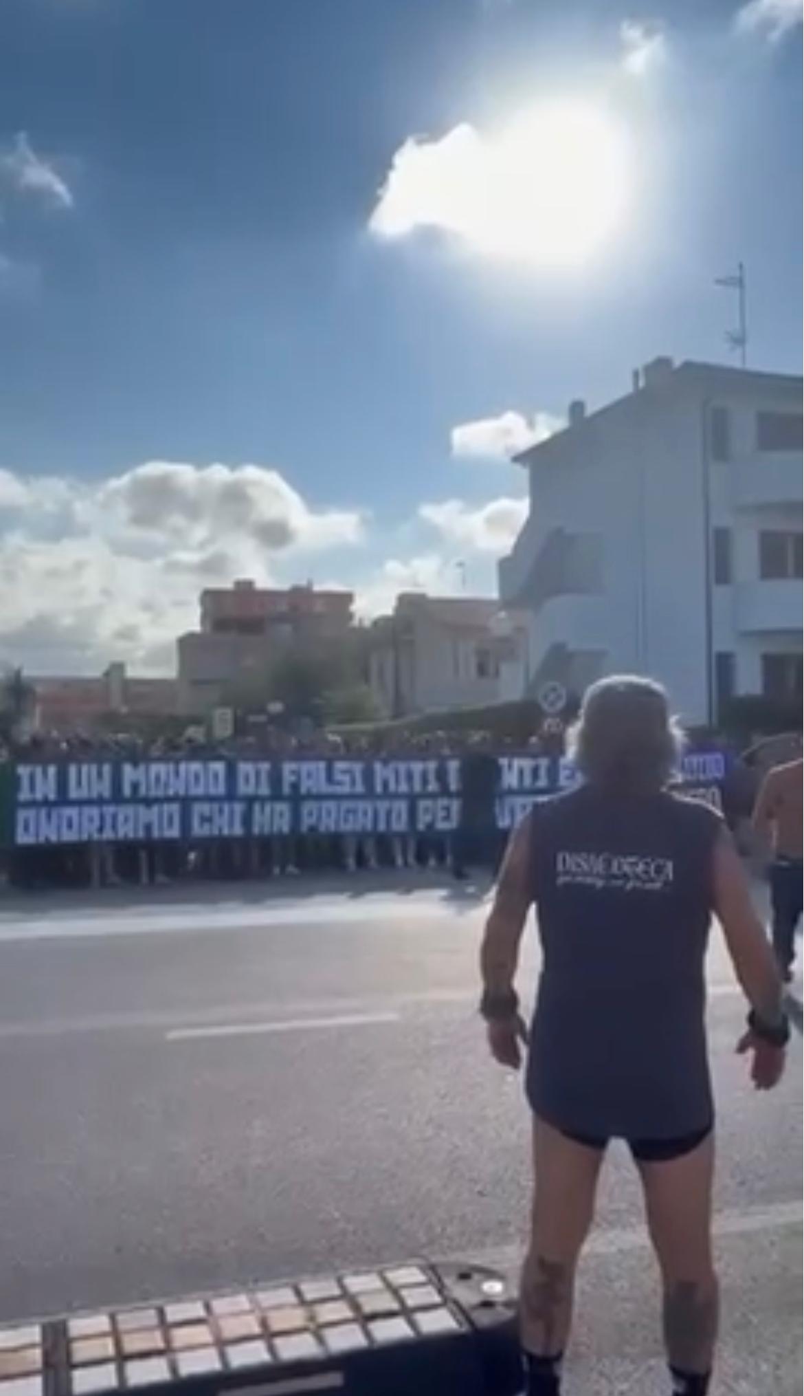Ein starkes Zeichen des Respekts im Kampf gegen Repression: Curva Sud Avellino besucht auf Auswärtsfahrt ehemaligen Anführer der Curva Nord Bergamo