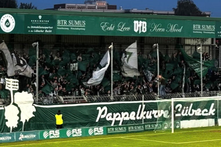Optische Aktion nach Öffnung der Pappelkurve & Protestaktion bei Halunken – Eindrücke vom Spiel VfB Lübeck vs. SV Todesfelde
