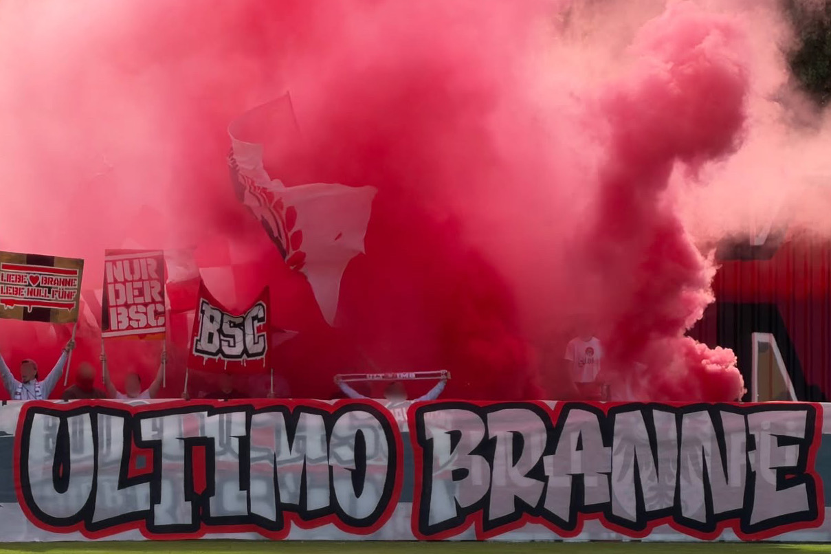 Choreo & Pyro anlässlich 10 Jahre Ultimo Branne bei BSC Süd 05 vs. Union Fürstenwalde