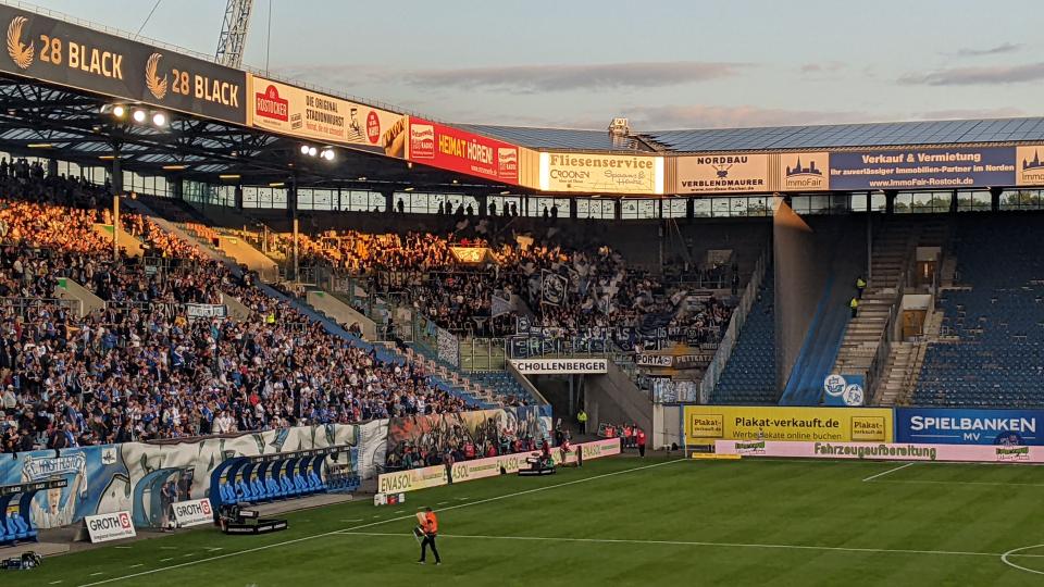 Gästefans | FC Hansa Rostock – DSC Arminia Bielefeld (06.08.2022) 2-1