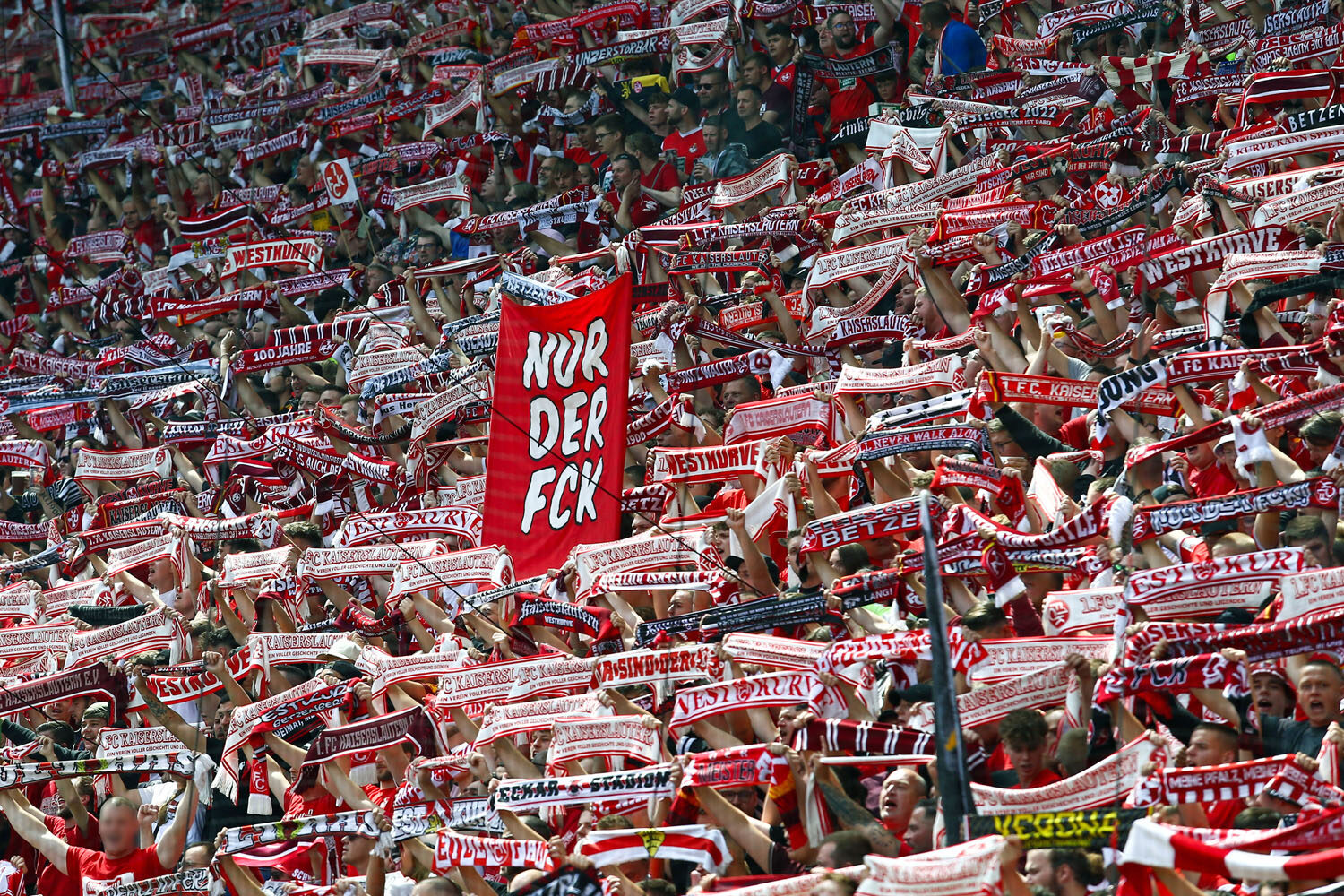 1. FC Kaiserslautern – FC St. Pauli 1-2 (16)