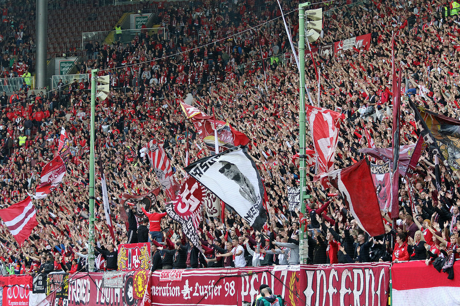 1. FC Kaiserslautern – SSV Jahn Regensburg 0-3 (9)