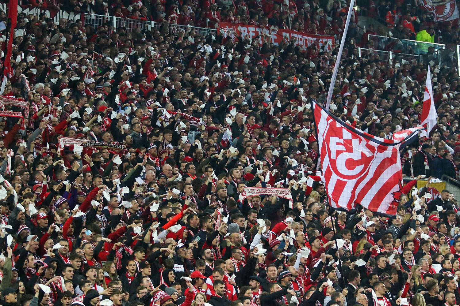 1. FC Kaiserslautern – Hamburger SV 2-0 (9)
