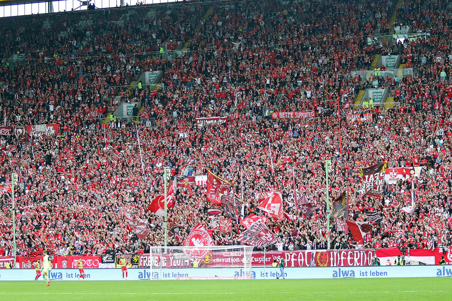 1. FC Kaiserslautern – SSV Jahn Regensburg 0-3 (4)