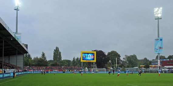 Holstein Kiel vs 1. FC Kaiserslautern (2-1) (9)