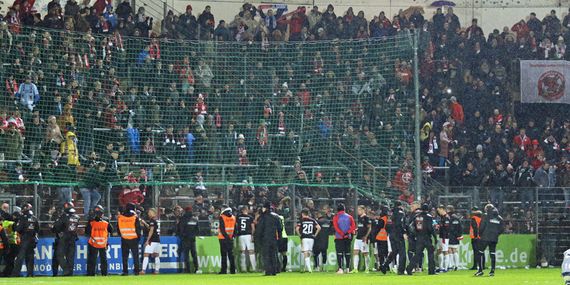 SpVgg Unterhaching vs 1. FC Kaiserslautern (5-0) (8)