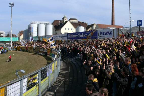 SSV Jahn Regensburg vs Dynamo Dresden (0-1) (8)