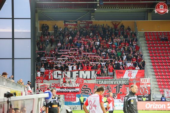 SSV Jahn Regensburg vs Hallescher FC (2-0) (7)