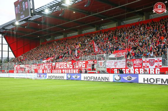 SSV Jahn Regensburg vs Hallescher FC (2-0) (8)