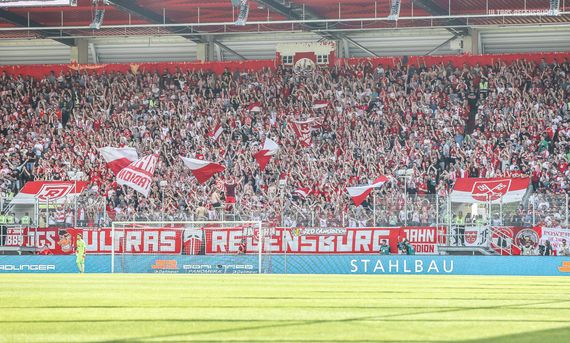 SSV Jahn Regensburg vs FC St. Pauli (3-1) (17)